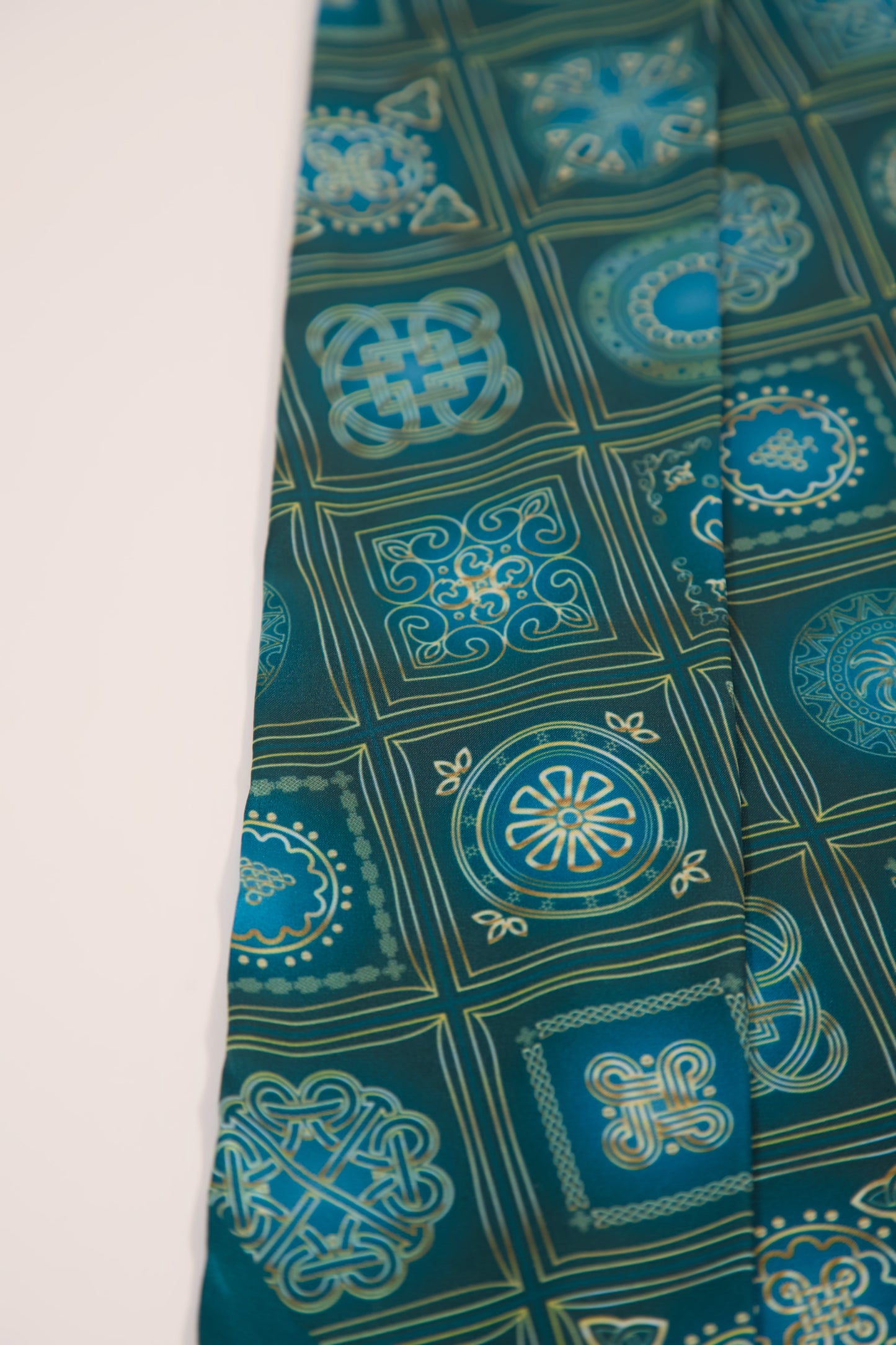 Traditional Caucasian pattern thin scarf green – gift packaging