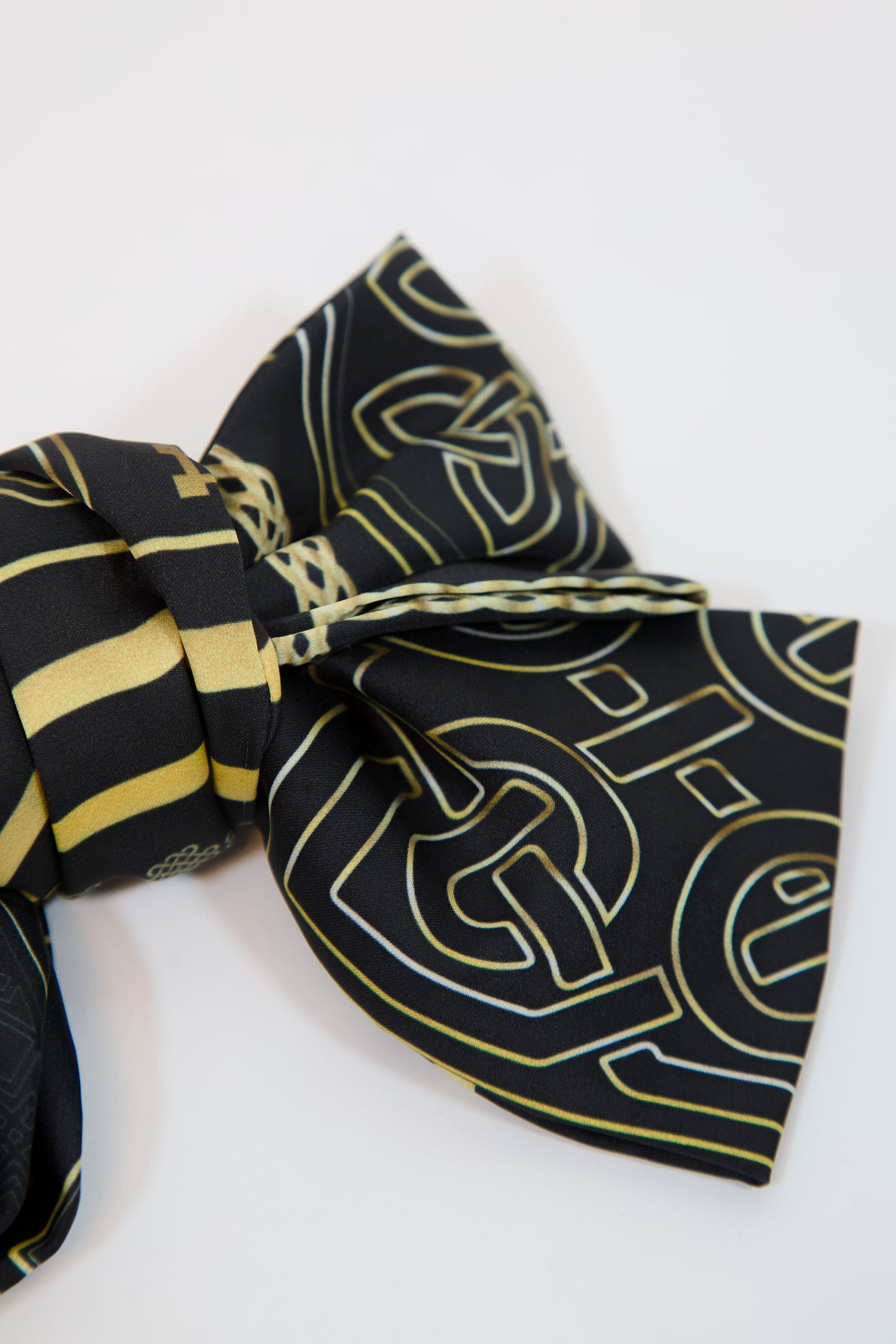Georgian ornament silk hair bow black – gift display