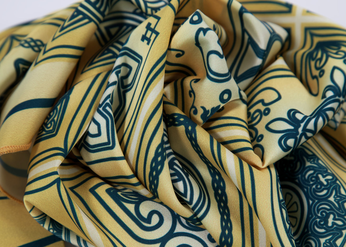 Georgia-Inspired Scarf – Echoes from East and West