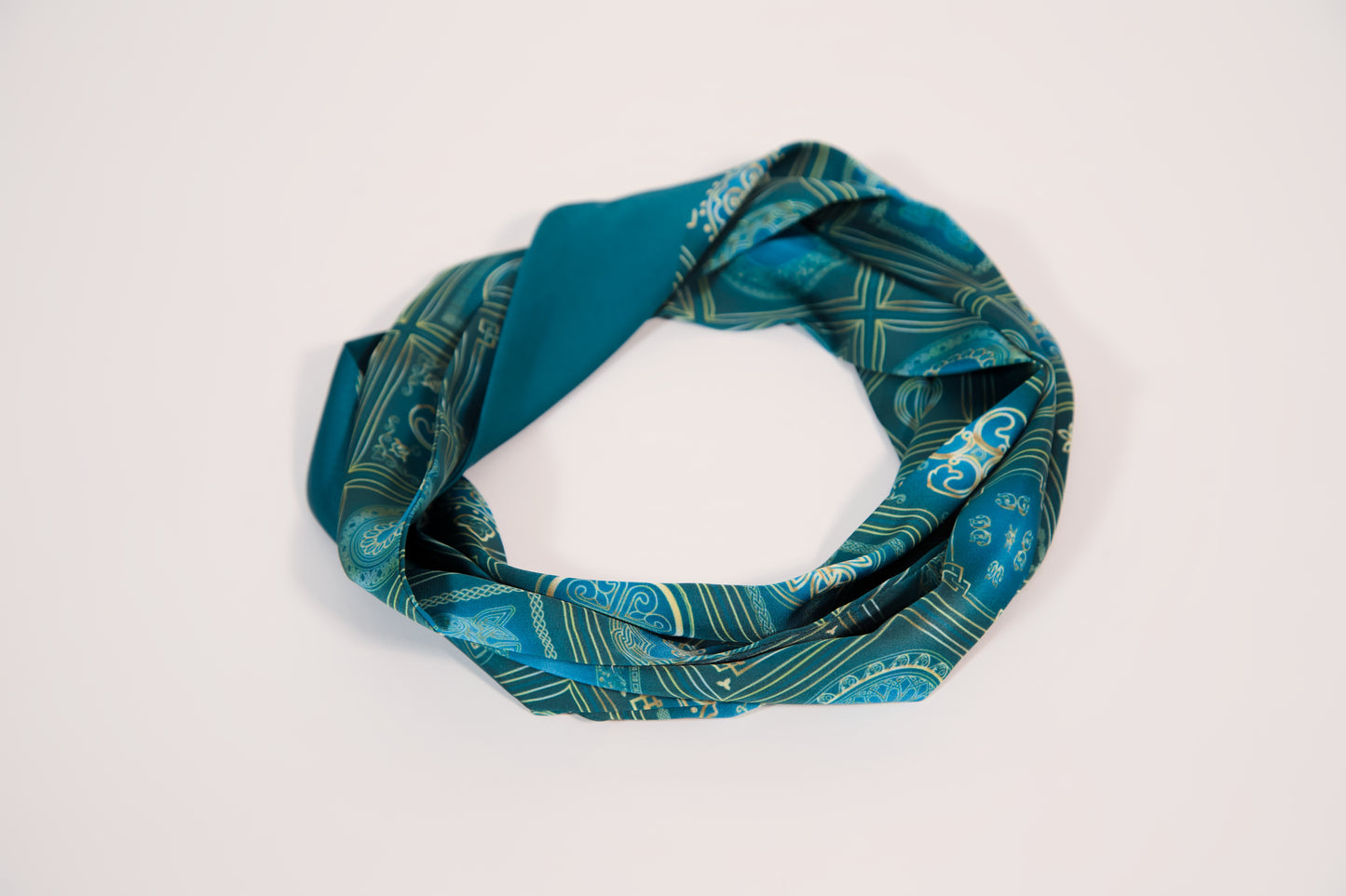 Traditional Caucasian pattern thin scarf green – pattern close-up detail