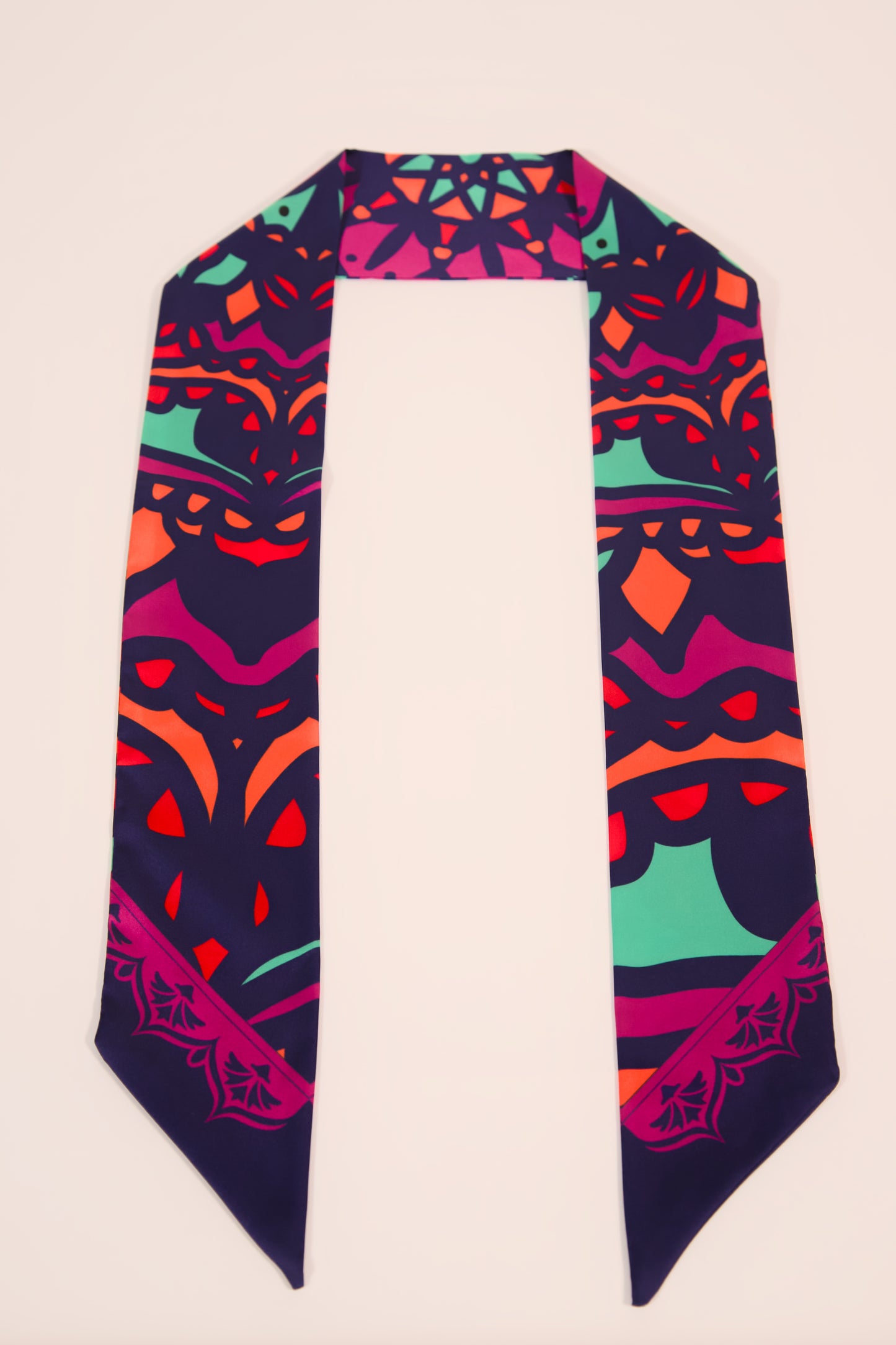 Indian silk scarf mandala pattern black white – pattern close-up detail