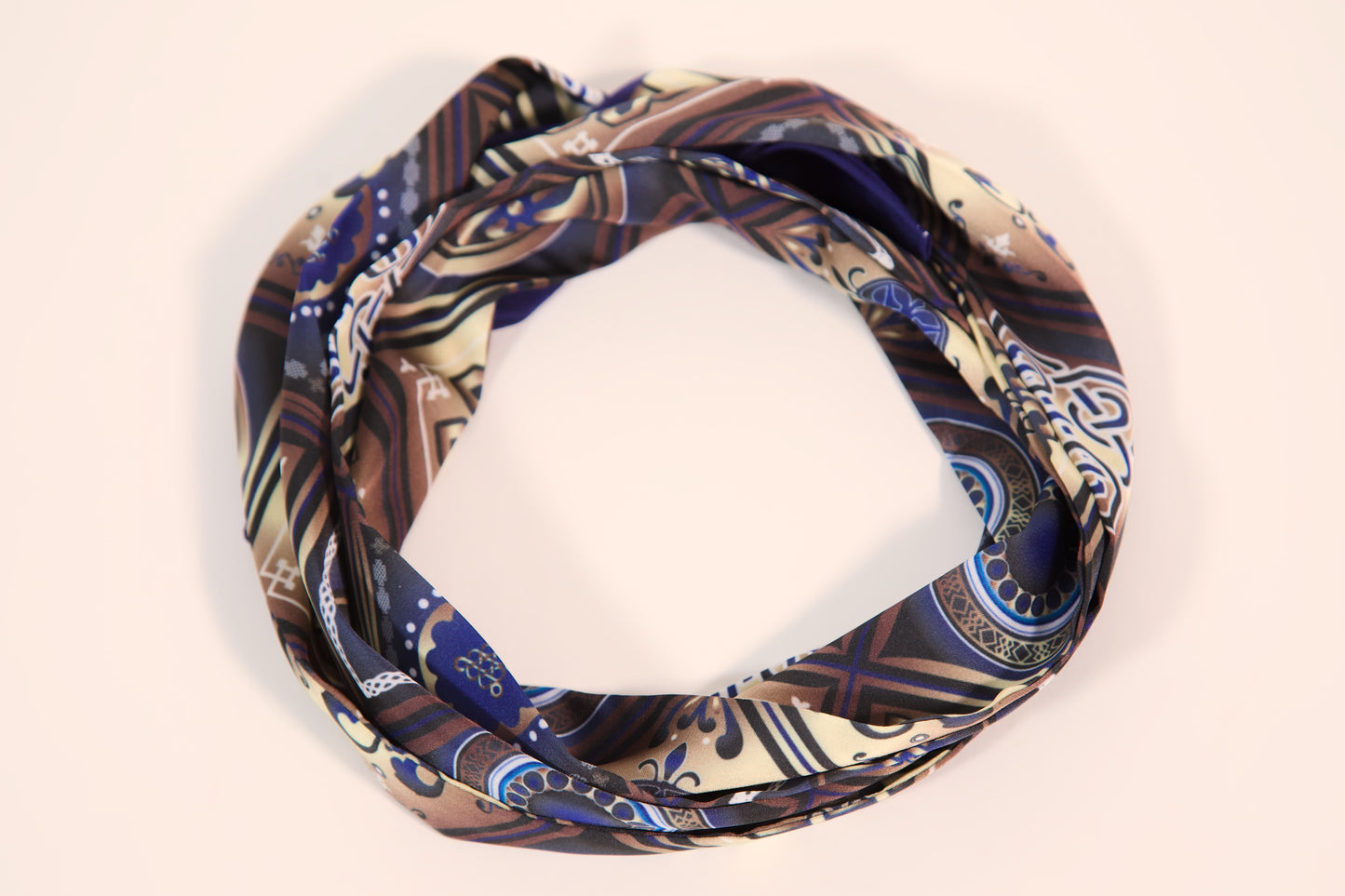 Georgian design thin scarf blue – pattern close-up detail