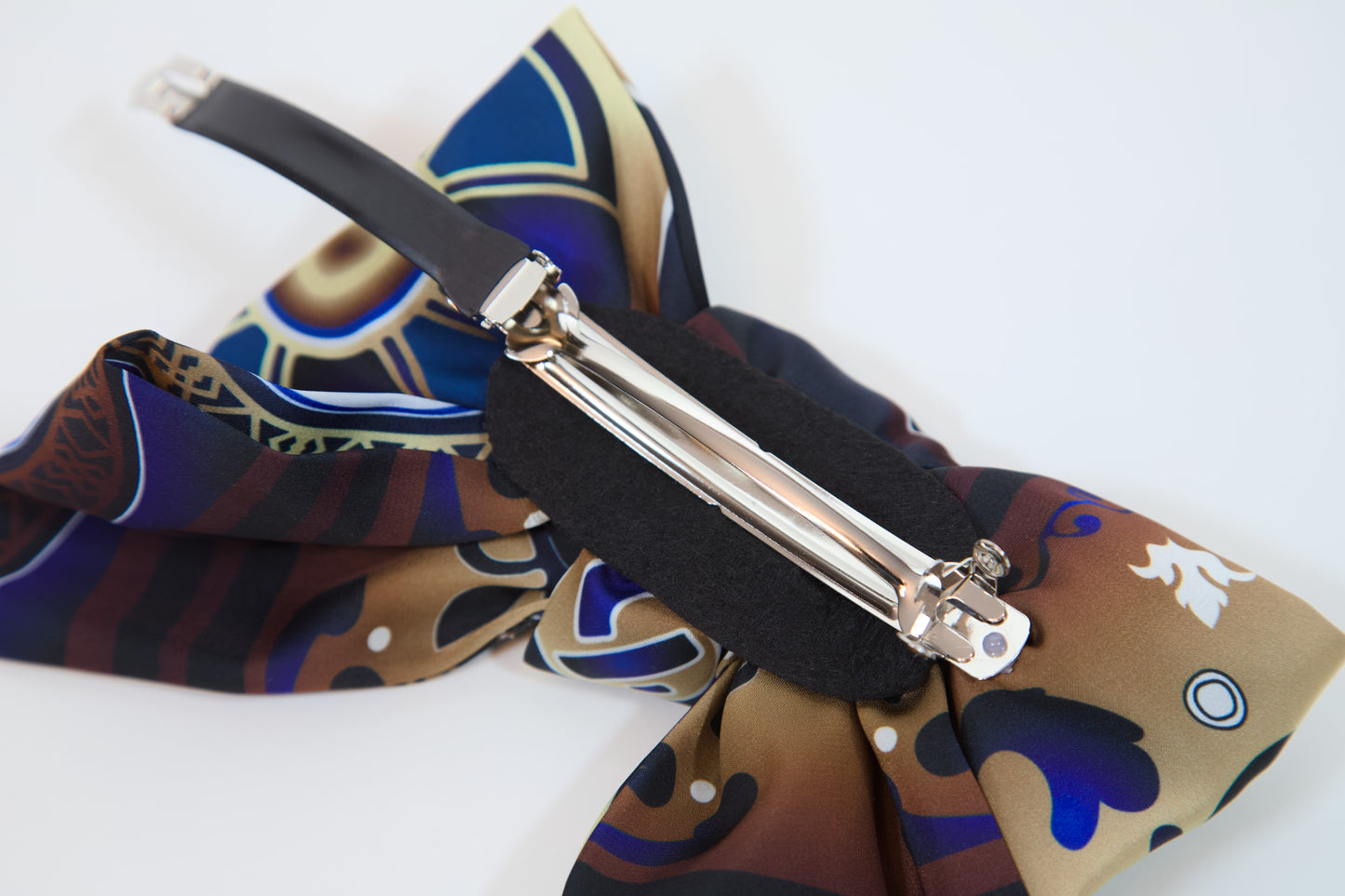 Georgian ornament silk hair bow azure – color pattern detail