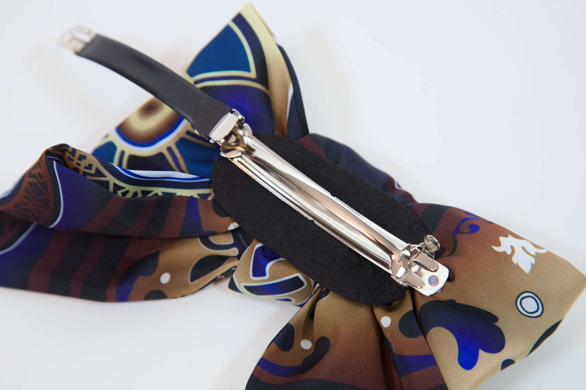 Georgian ornament silk hair bow azure – color pattern detail