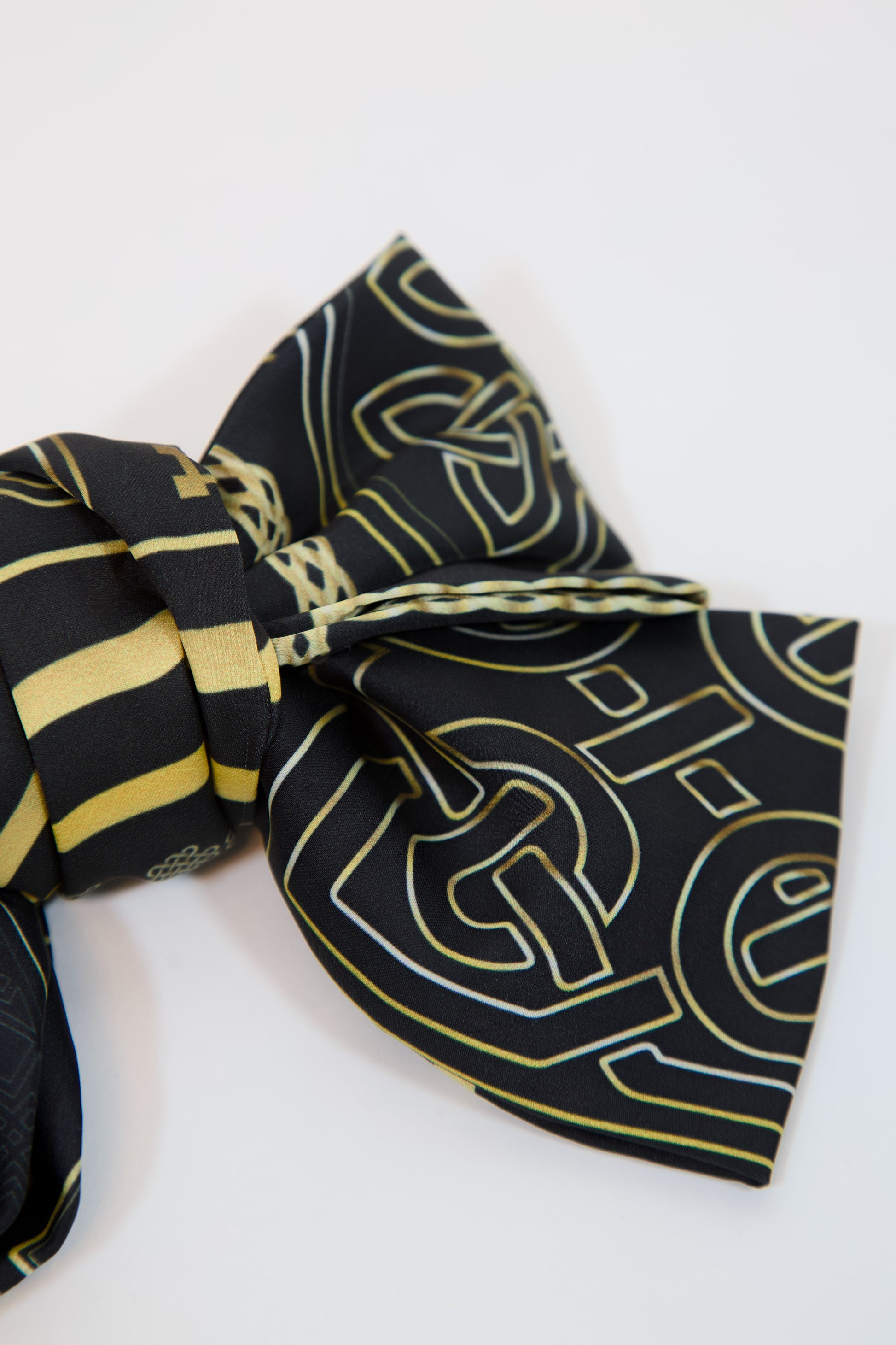 Georgian ornament silk hair bow black – gift display