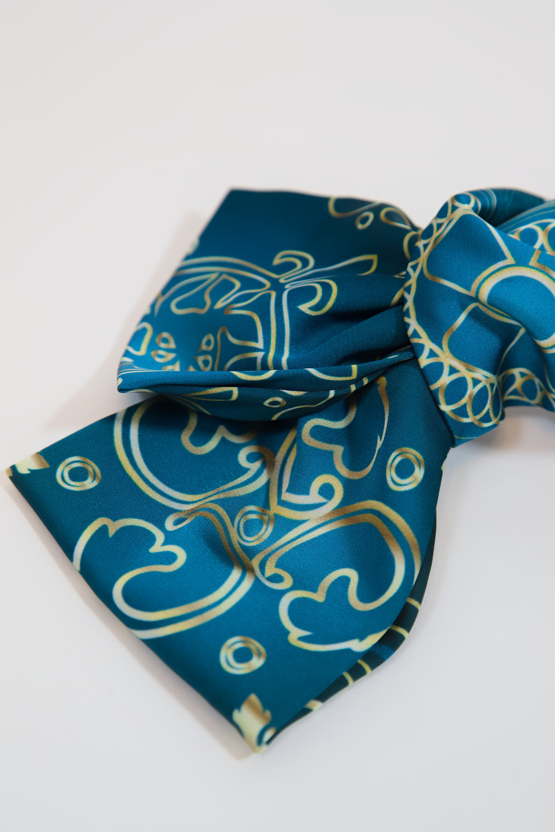 Georgian ornament silk hair bow green – back view detail