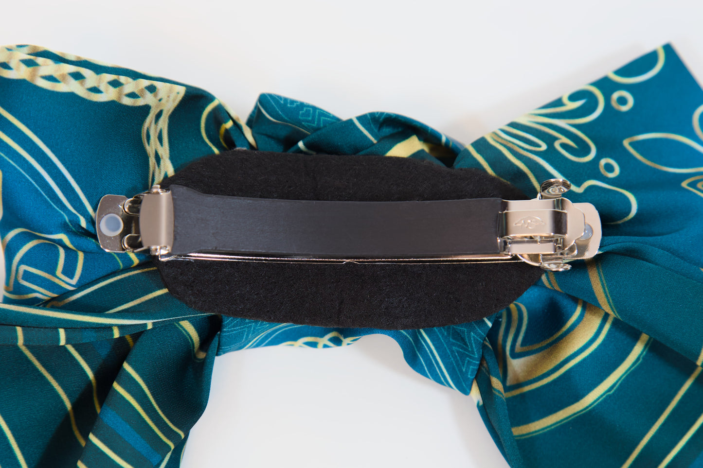 Georgian ornament silk hair bow green – close-up bow detail